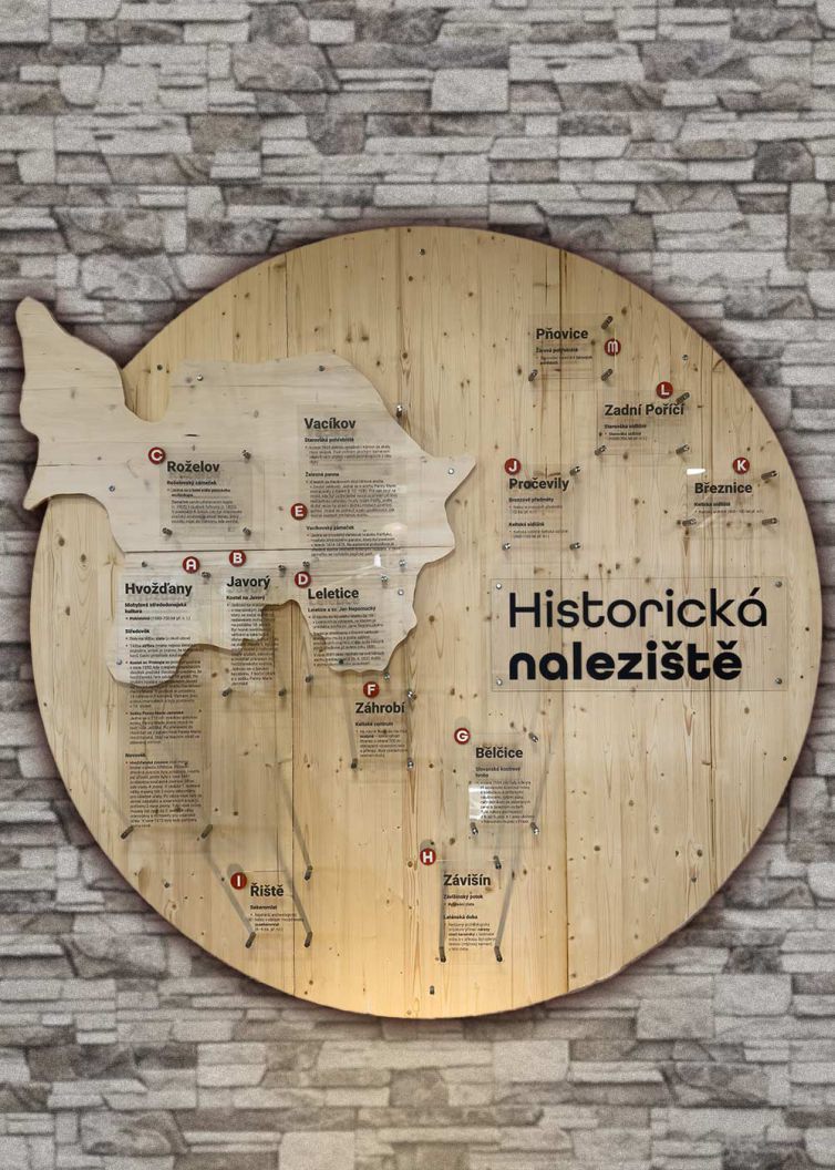 hvozdansko-08-deska-drevo-muzea-expozice